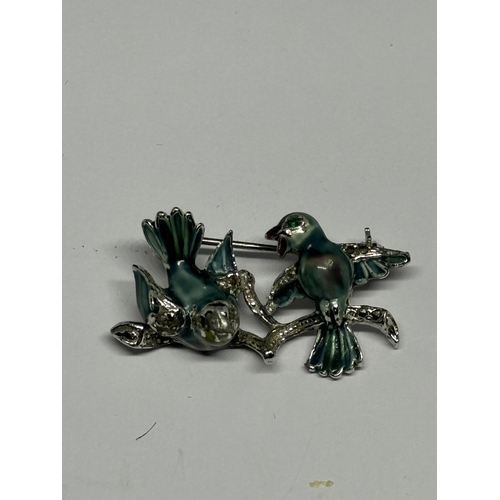 571 - A VINTAGE TURQUOISE LOVE BIRDS BROOCH