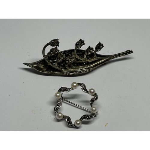 572 - A VINATGE MARCASITE BROOCH AND A SILVER PEARL AND CLEAR STONE BROOCH