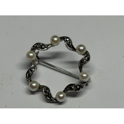 572 - A VINATGE MARCASITE BROOCH AND A SILVER PEARL AND CLEAR STONE BROOCH