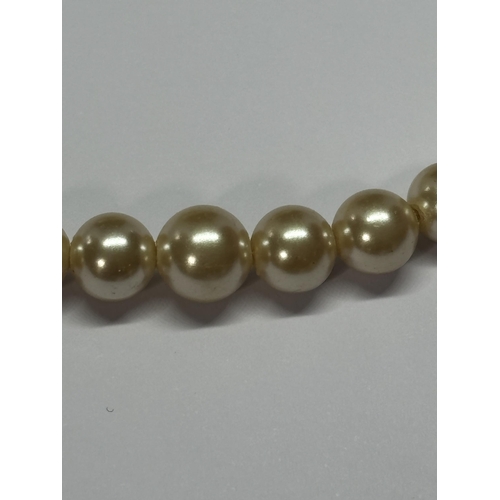 585 - VARIOUS COSTUME JEWELLERY ITEMS TO INCLUDE PEARLS, NECKLACES, EARRINGS, BROOCH ETC