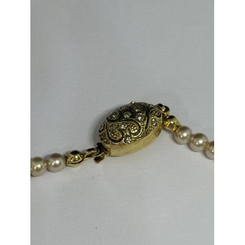 585 - VARIOUS COSTUME JEWELLERY ITEMS TO INCLUDE PEARLS, NECKLACES, EARRINGS, BROOCH ETC