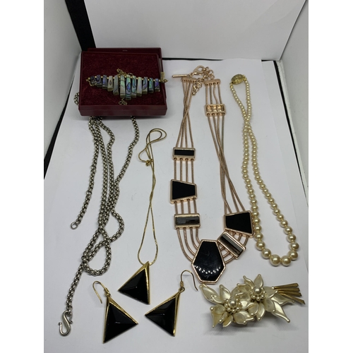 585 - VARIOUS COSTUME JEWELLERY ITEMS TO INCLUDE PEARLS, NECKLACES, EARRINGS, BROOCH ETC