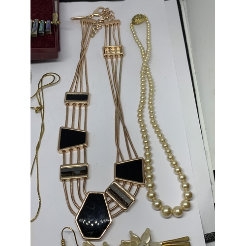 585 - VARIOUS COSTUME JEWELLERY ITEMS TO INCLUDE PEARLS, NECKLACES, EARRINGS, BROOCH ETC