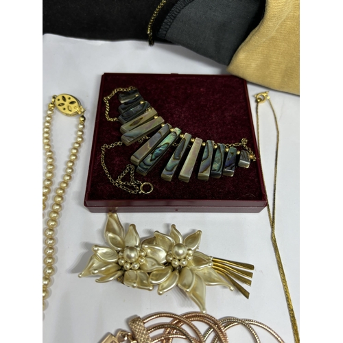 585 - VARIOUS COSTUME JEWELLERY ITEMS TO INCLUDE PEARLS, NECKLACES, EARRINGS, BROOCH ETC