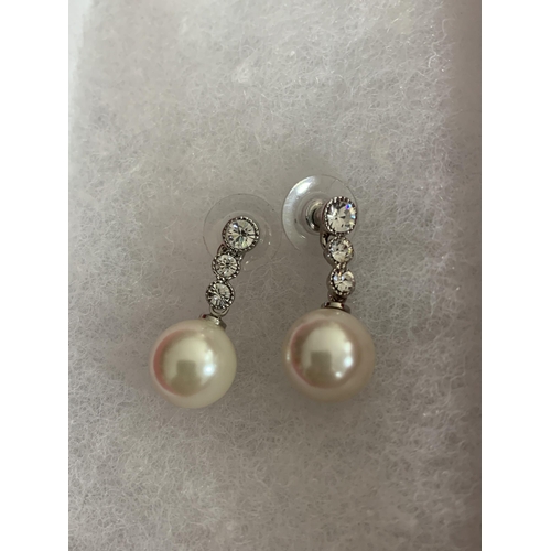 589 - TWO STRINGS OF LARGE PEARLS AND A PAIR OF MATCHING PEARL AND CLEAR STONE DROP EARRINGS