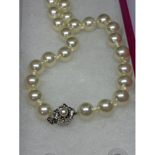 589 - TWO STRINGS OF LARGE PEARLS AND A PAIR OF MATCHING PEARL AND CLEAR STONE DROP EARRINGS