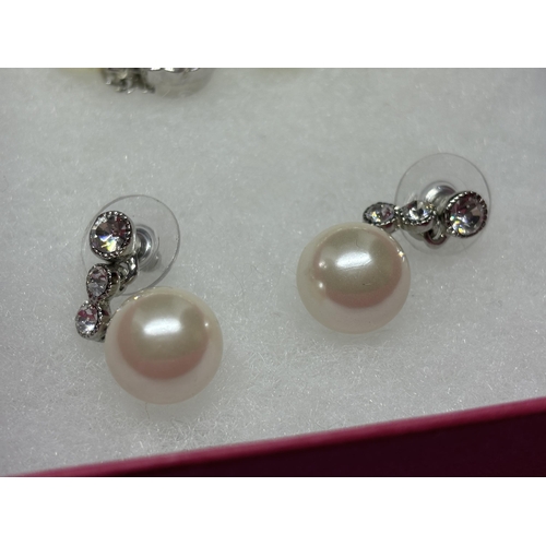 589 - TWO STRINGS OF LARGE PEARLS AND A PAIR OF MATCHING PEARL AND CLEAR STONE DROP EARRINGS