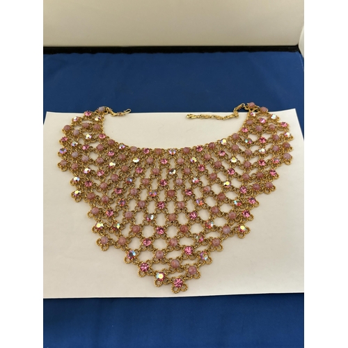 600 - A DECORATIVE BIB CHOKER NECKLACE WITH PINK STONES IN A PRESENTATION BOX