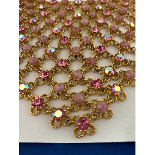 600 - A DECORATIVE BIB CHOKER NECKLACE WITH PINK STONES IN A PRESENTATION BOX