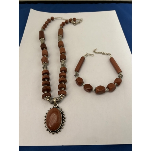 613 - A DESIGNER NECKLACE AND MATCHING BRACELET SET