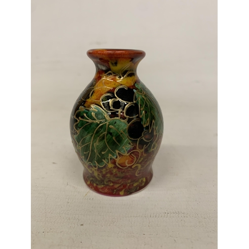 704 - AN ANITA HARRIS SMALL VINEYARD VASE SIGNED IN GOLD - 7.5 CM (H)