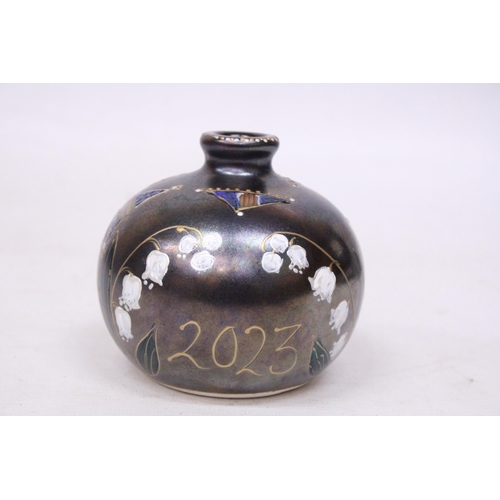 708 - AN ANITA HARRIS KING CHARLES TRIAL VASE 2023