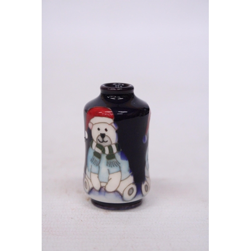 723 - A MINI MOORCROFT VASE ARTIC PARTY BEAR PATTERN - 5 CM