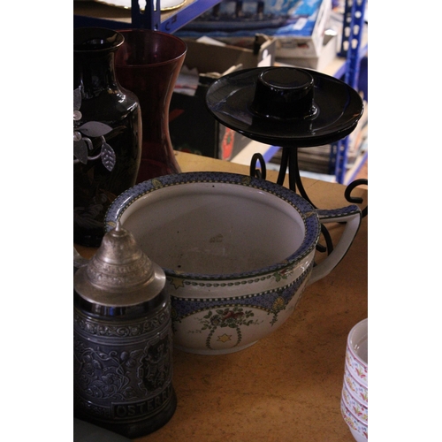 806 - A MIXED LOT TO INCLUDE VASES, A STEIN, DUCK PAPERWEIGHT AND TRINKET BOX, CHAMBER POT, ETC