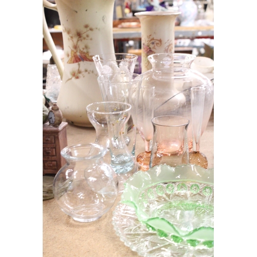 859 - A QUANTITY OF GLASSWARE TO INCLUDE VASES, ETC