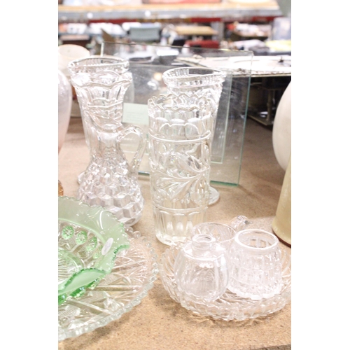 859 - A QUANTITY OF GLASSWARE TO INCLUDE VASES, ETC