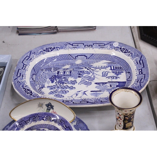 869 - A MIXED LOT OF COLLECTABLE PLATES TO INCLUDE COALPORT, CARLTON WARE, WEDGEWOOD TOGETHER WITH A JUG, ... 