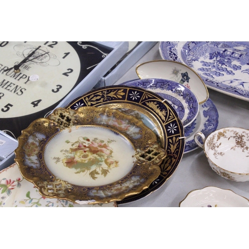 869 - A MIXED LOT OF COLLECTABLE PLATES TO INCLUDE COALPORT, CARLTON WARE, WEDGEWOOD TOGETHER WITH A JUG, ... 