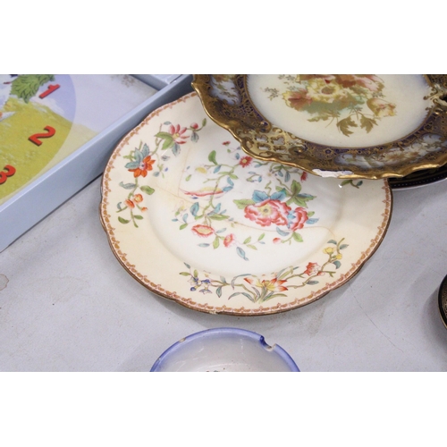 869 - A MIXED LOT OF COLLECTABLE PLATES TO INCLUDE COALPORT, CARLTON WARE, WEDGEWOOD TOGETHER WITH A JUG, ... 