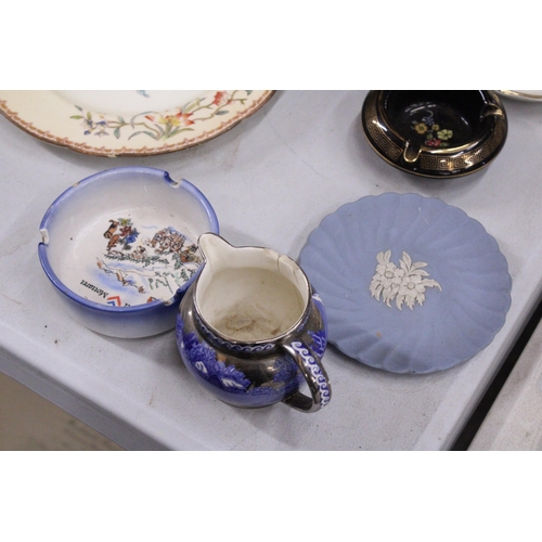 869 - A MIXED LOT OF COLLECTABLE PLATES TO INCLUDE COALPORT, CARLTON WARE, WEDGEWOOD TOGETHER WITH A JUG, ... 