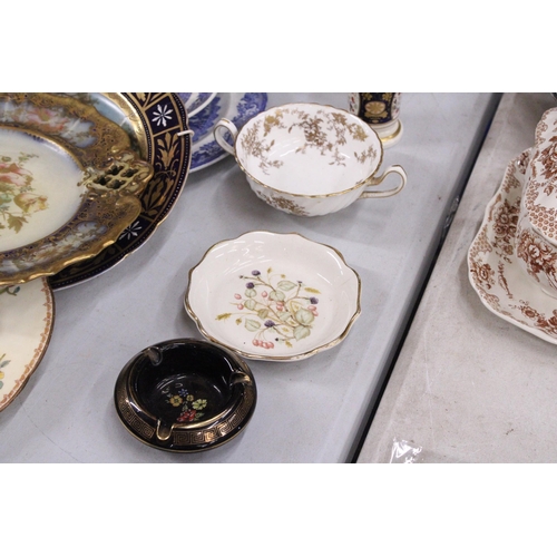 869 - A MIXED LOT OF COLLECTABLE PLATES TO INCLUDE COALPORT, CARLTON WARE, WEDGEWOOD TOGETHER WITH A JUG, ... 