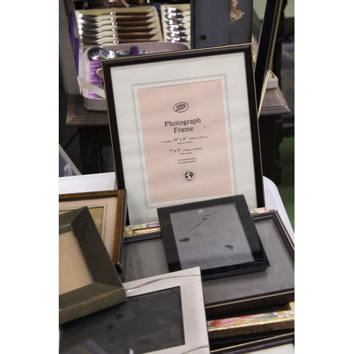 930 - A LARGE QUANTITY OF PHOTO FRAMES