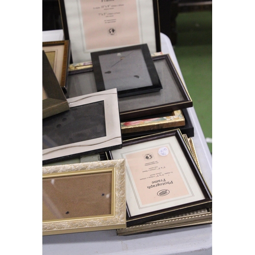 930 - A LARGE QUANTITY OF PHOTO FRAMES