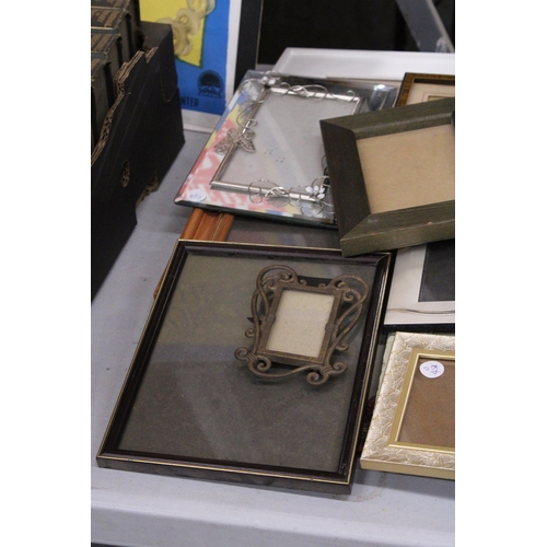 930 - A LARGE QUANTITY OF PHOTO FRAMES