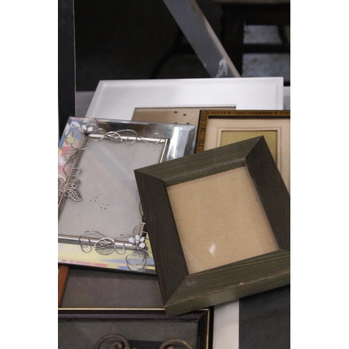 930 - A LARGE QUANTITY OF PHOTO FRAMES