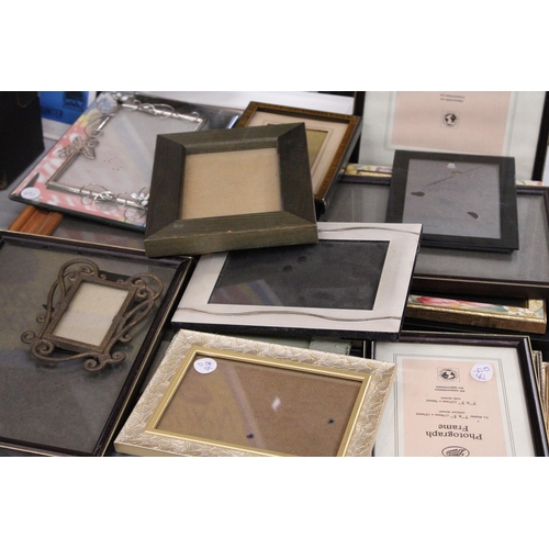 930 - A LARGE QUANTITY OF PHOTO FRAMES