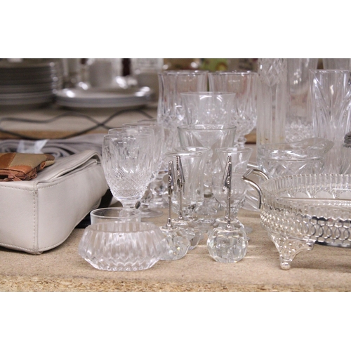 977 - A QUANTITY OF GLASSWARE TO INCLUDE BOWLS WITH SILVER PLATED RIMS, PLACE HOLDERS, WINE GLASSES, ETC