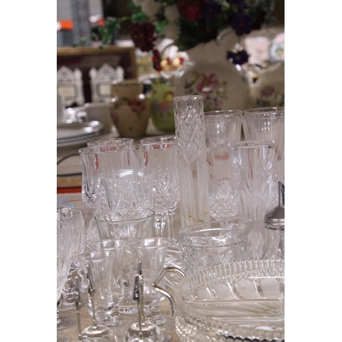 977 - A QUANTITY OF GLASSWARE TO INCLUDE BOWLS WITH SILVER PLATED RIMS, PLACE HOLDERS, WINE GLASSES, ETC