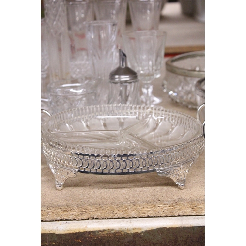 977 - A QUANTITY OF GLASSWARE TO INCLUDE BOWLS WITH SILVER PLATED RIMS, PLACE HOLDERS, WINE GLASSES, ETC