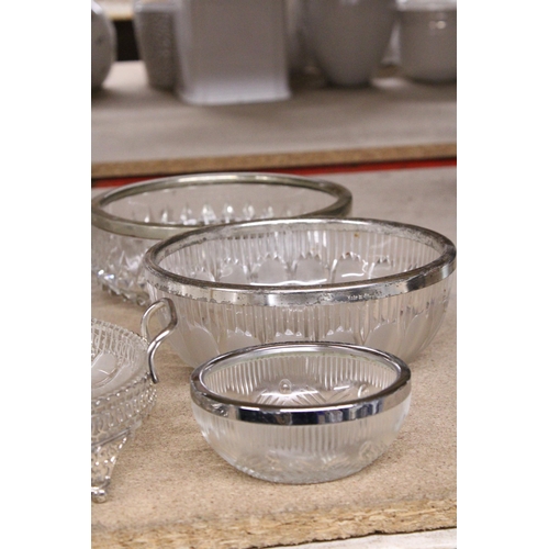 977 - A QUANTITY OF GLASSWARE TO INCLUDE BOWLS WITH SILVER PLATED RIMS, PLACE HOLDERS, WINE GLASSES, ETC