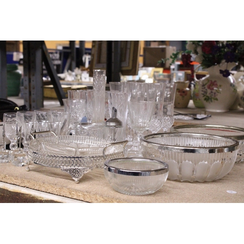 977 - A QUANTITY OF GLASSWARE TO INCLUDE BOWLS WITH SILVER PLATED RIMS, PLACE HOLDERS, WINE GLASSES, ETC