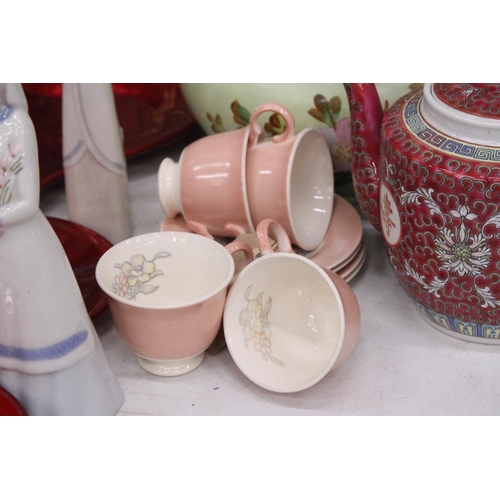 1000 - A QUANTITY OF CERAMICS TO INCLUDE A LARGE CROWN DEVON WASH BOWL, A CHAMBER POT, LADY FIGURINES, RED ... 