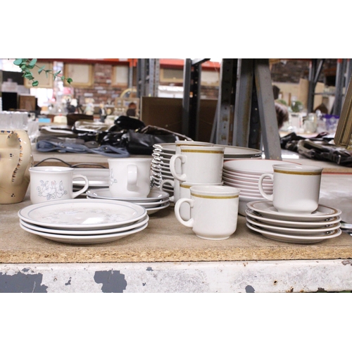 1008 - A QUANTITY OF GARLANDE FLEUR DE LUNE STONEWARE TO INCLUDE PLATES AND CUPS TOGETHER WITH MOUNTAIN WOO... 