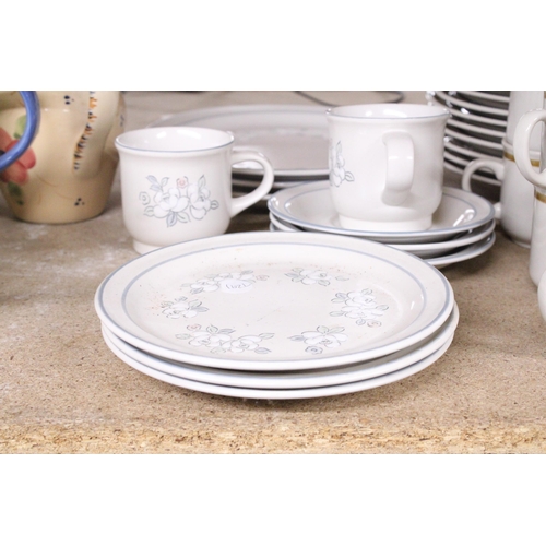 1008 - A QUANTITY OF GARLANDE FLEUR DE LUNE STONEWARE TO INCLUDE PLATES AND CUPS TOGETHER WITH MOUNTAIN WOO... 