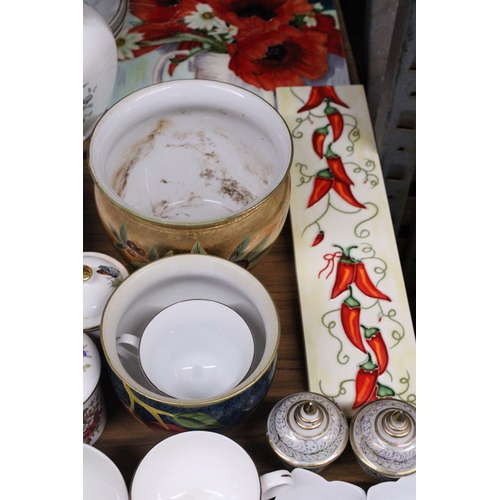 1016 - A LARGE MIXED LOT TO INCLUDE WALL CLOCKS, AYNSLEY, CROWN STAFFORDSHIRE, HAMMERSLEY CERAMICS, TUBE LI... 