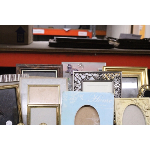 1033 - A LARGE QUANTITY OF DIFFERENT STYLES OF PHOTO FRAMES