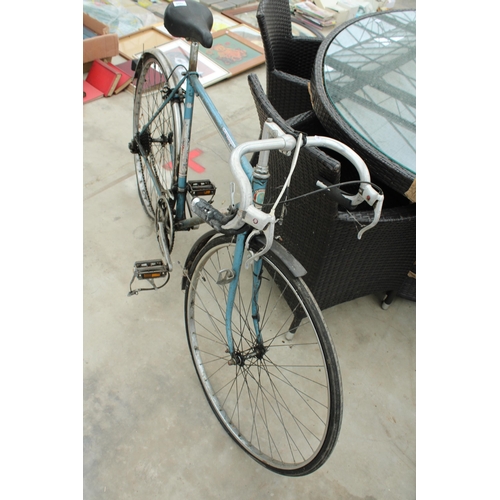 1694 - A VINTAGE CARLTON CONTINENTAL GENTS ROAD BIKE WITH 14 SPEED GEAR SYSTEM