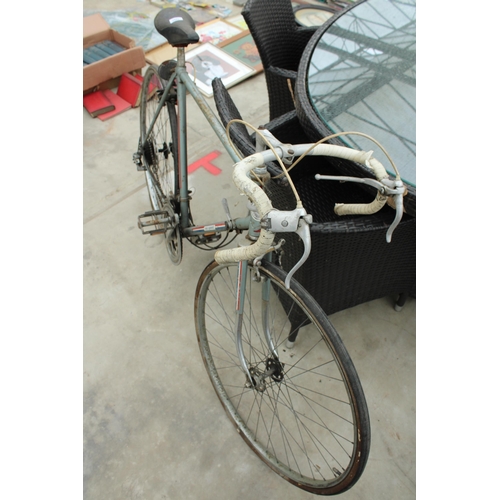 1695 - A VINTAGE PUCH ROAD BIKE WITH 10 SPEED GEAR SYSTEM