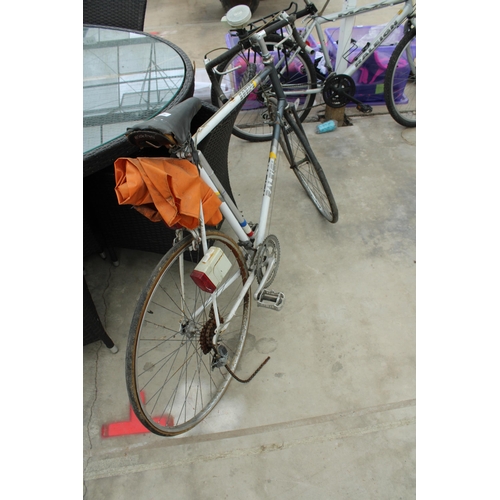 1696 - A VINTAGE RALEIGH EQUIPE ROAD BIKE WITH 10 SPEED GEAR SYSTEM