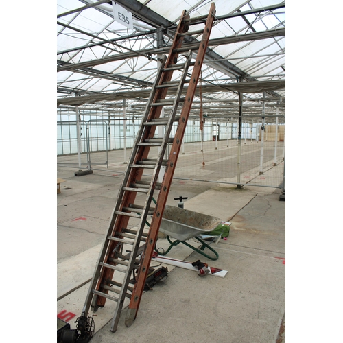 1736 - A 28 RUNG TWO SECTION EXTENDABLE LADDER AND A FURTHER 11 RUNG ALUMINIUM LADDER