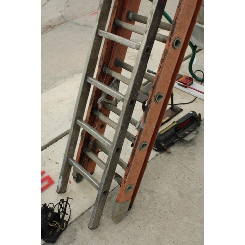 1736 - A 28 RUNG TWO SECTION EXTENDABLE LADDER AND A FURTHER 11 RUNG ALUMINIUM LADDER