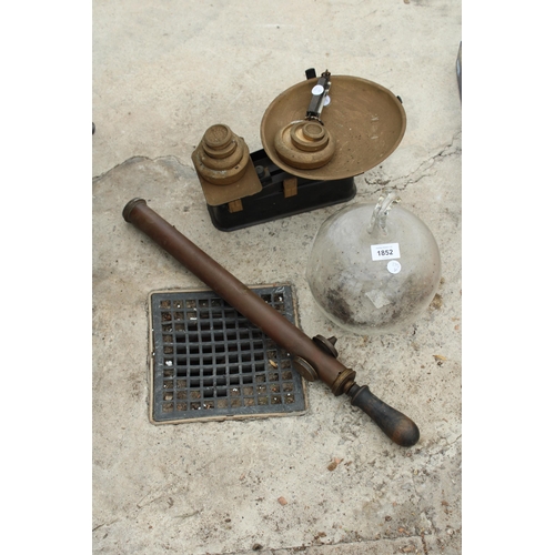 1852 - THREE VINTAGE ITEMS TO INCLUDE A SET OF SCALES AND WEIGHTS, A BRASS HAND PUMP, ETC