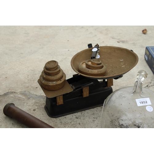 1852 - THREE VINTAGE ITEMS TO INCLUDE A SET OF SCALES AND WEIGHTS, A BRASS HAND PUMP, ETC