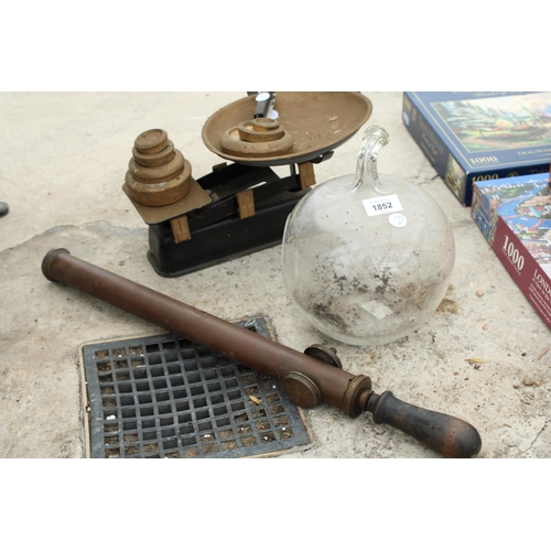 1852 - THREE VINTAGE ITEMS TO INCLUDE A SET OF SCALES AND WEIGHTS, A BRASS HAND PUMP, ETC