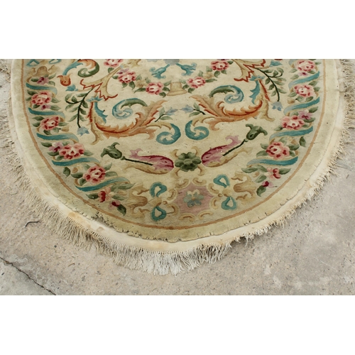 2496 - A LARGE CREAM PATTERNED CIRCULAR FRINGED RUG