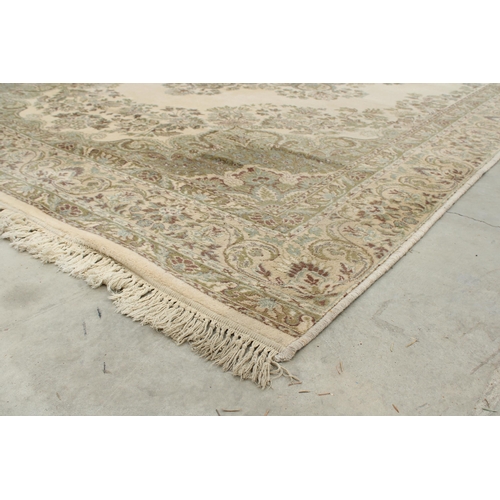 2497 - A LARGE CREAM PATTERNED FRINGED RUG